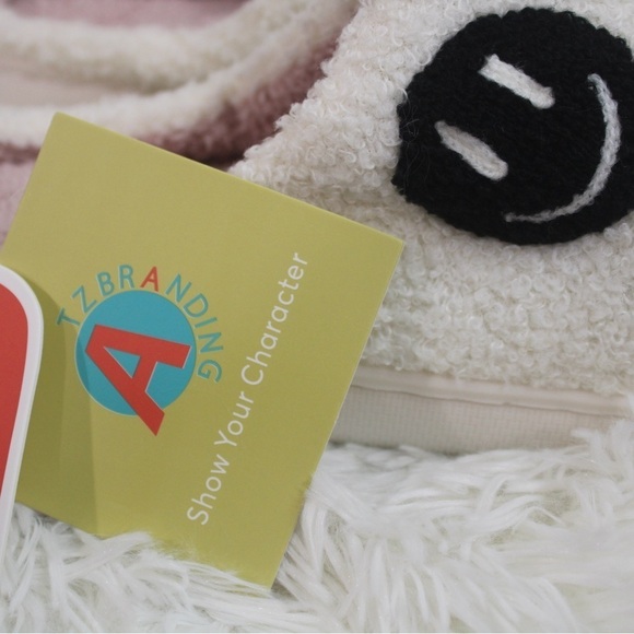 Slipeer - Smile Face Pattern Winter Slippers: Size 9 Boutique - Picture 8 of 8